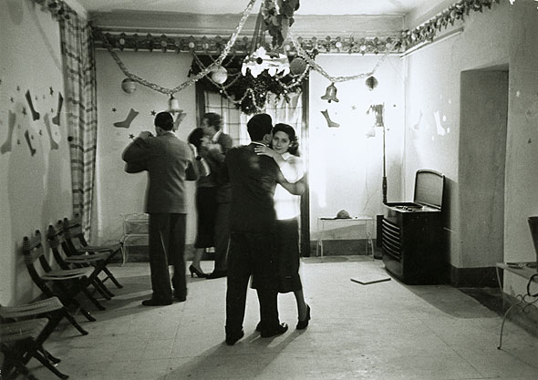 guests Vintage couple enjoying dance party in room.